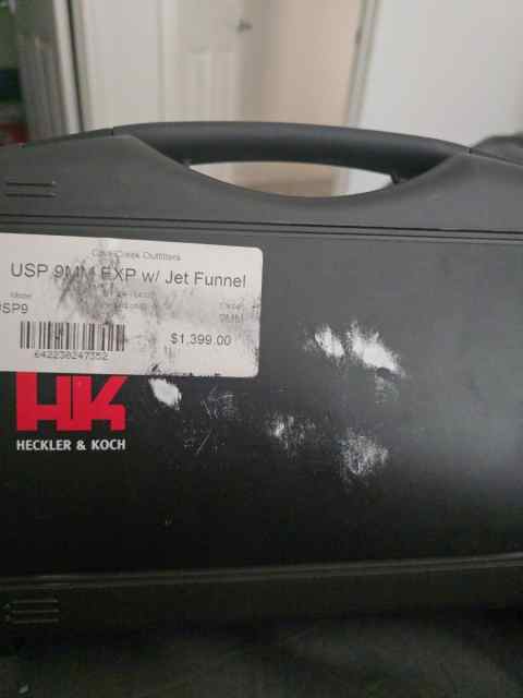 New HK USP expert with 2 mags and jet funnel