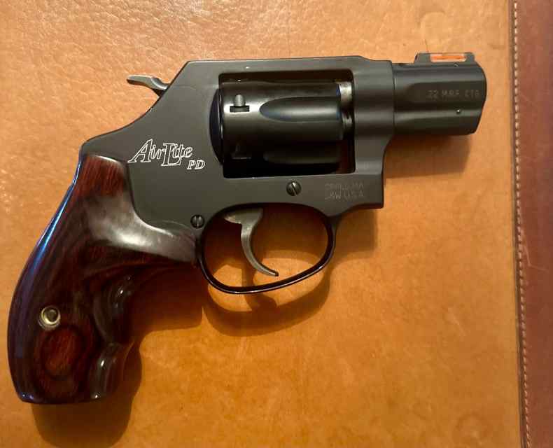 Smith &amp; Wesson 351 PD 22 mag Revolver 