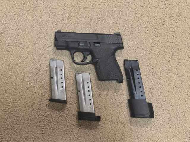 S&amp;W M&amp;P Shield 9mm - 3 mags - 2 holsters