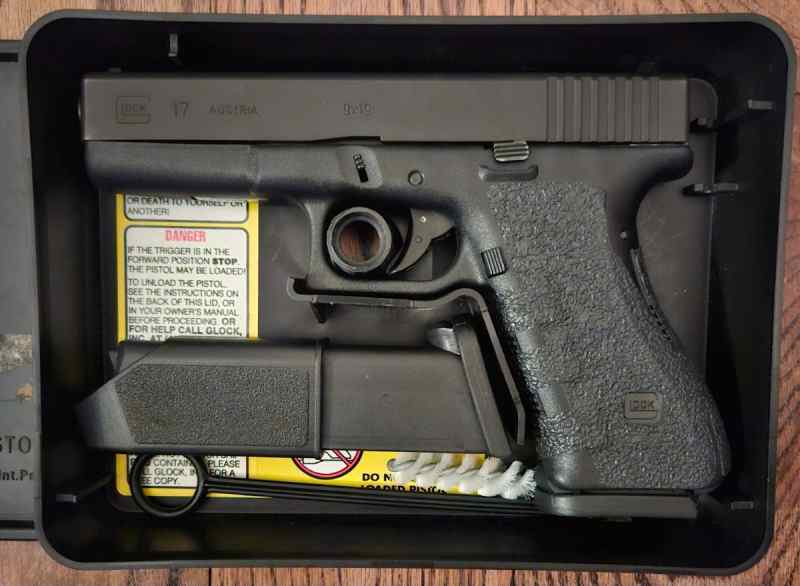 Gen 2 Glock 17 (Jan 1995)